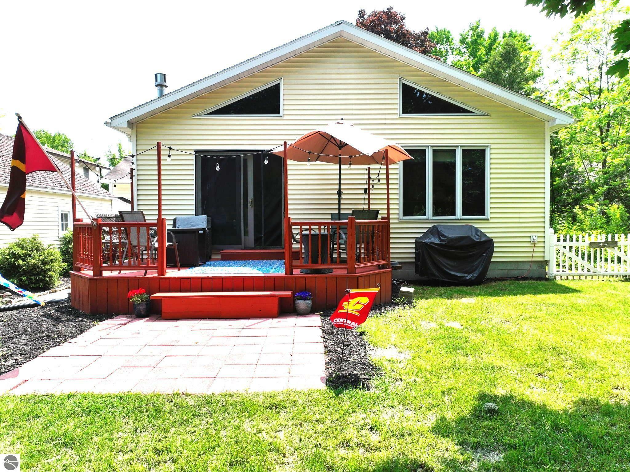 Property Photo: 1323 E High MI 48858
