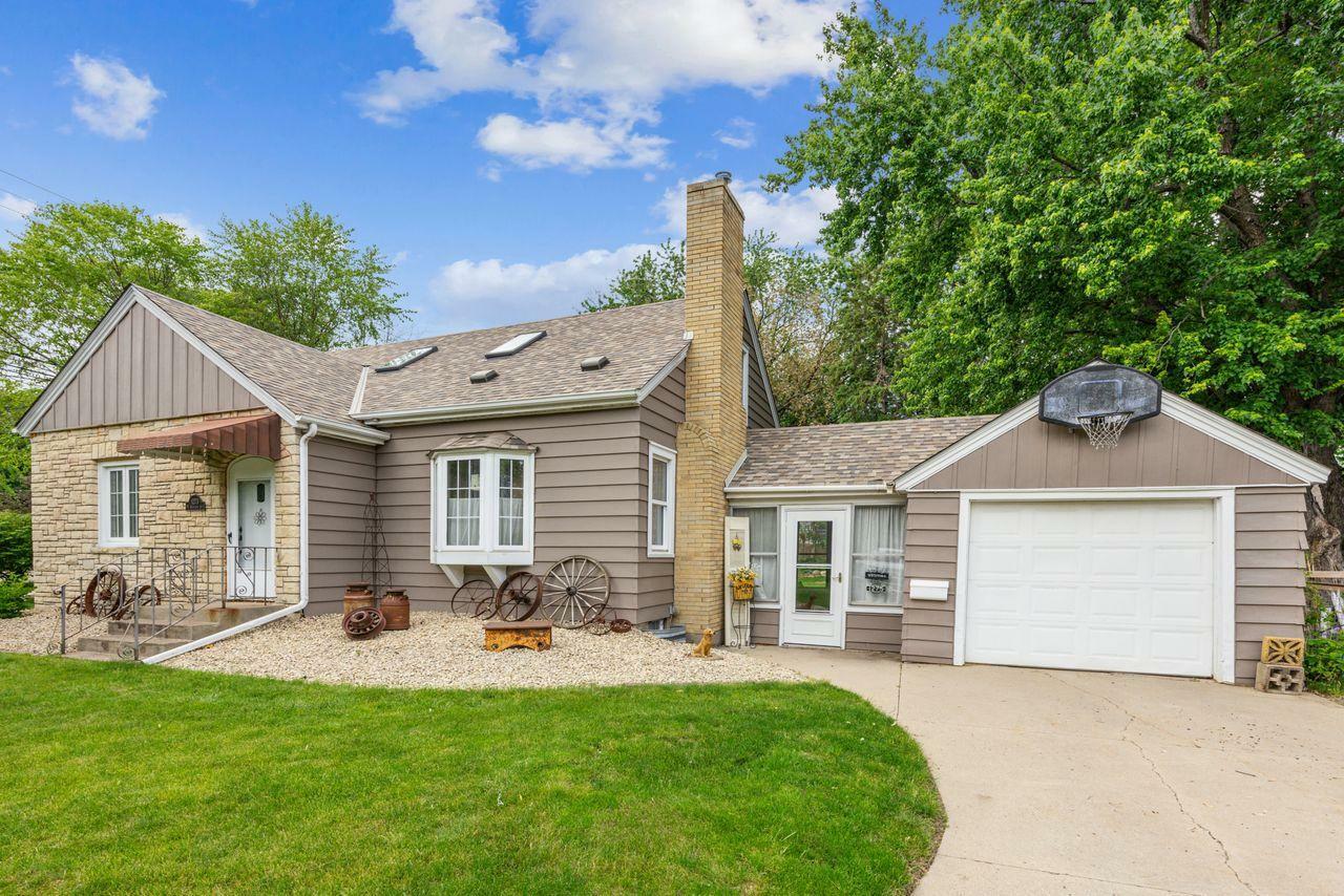 Property Photo: 1275 Roselawn Avenue W MN 55113
