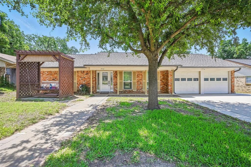 Property Photo: 952 Charleston Drive TX 76022
