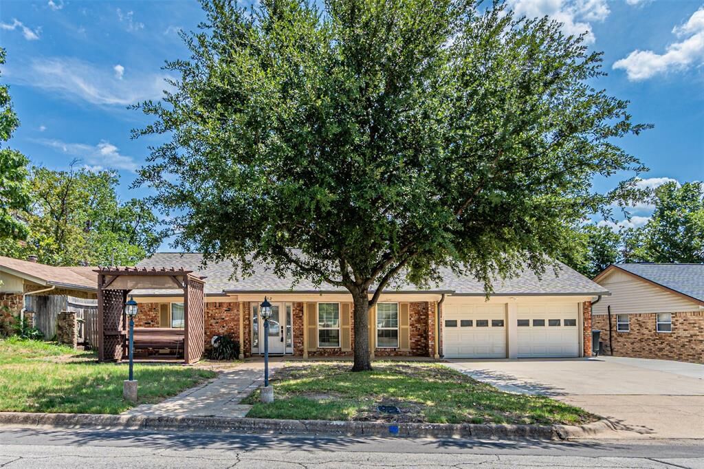Property Photo: 952 Charleston Drive TX 76022
