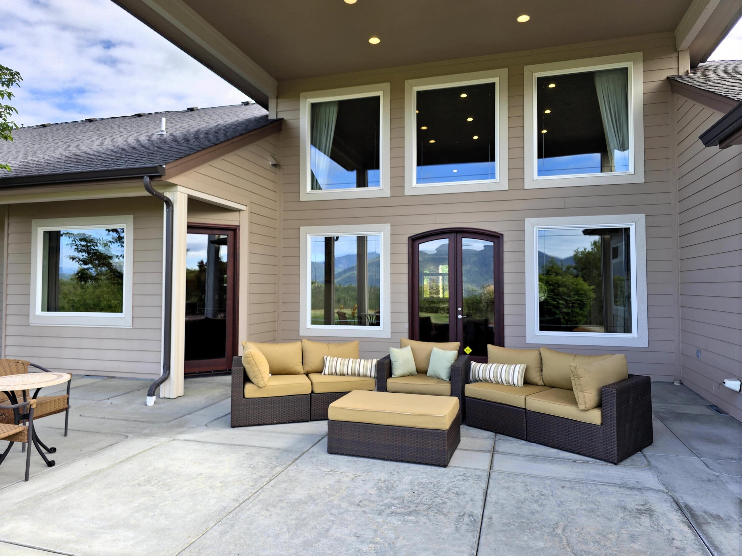Property Photo:  2054 Jaynes Drive  OR 97527 