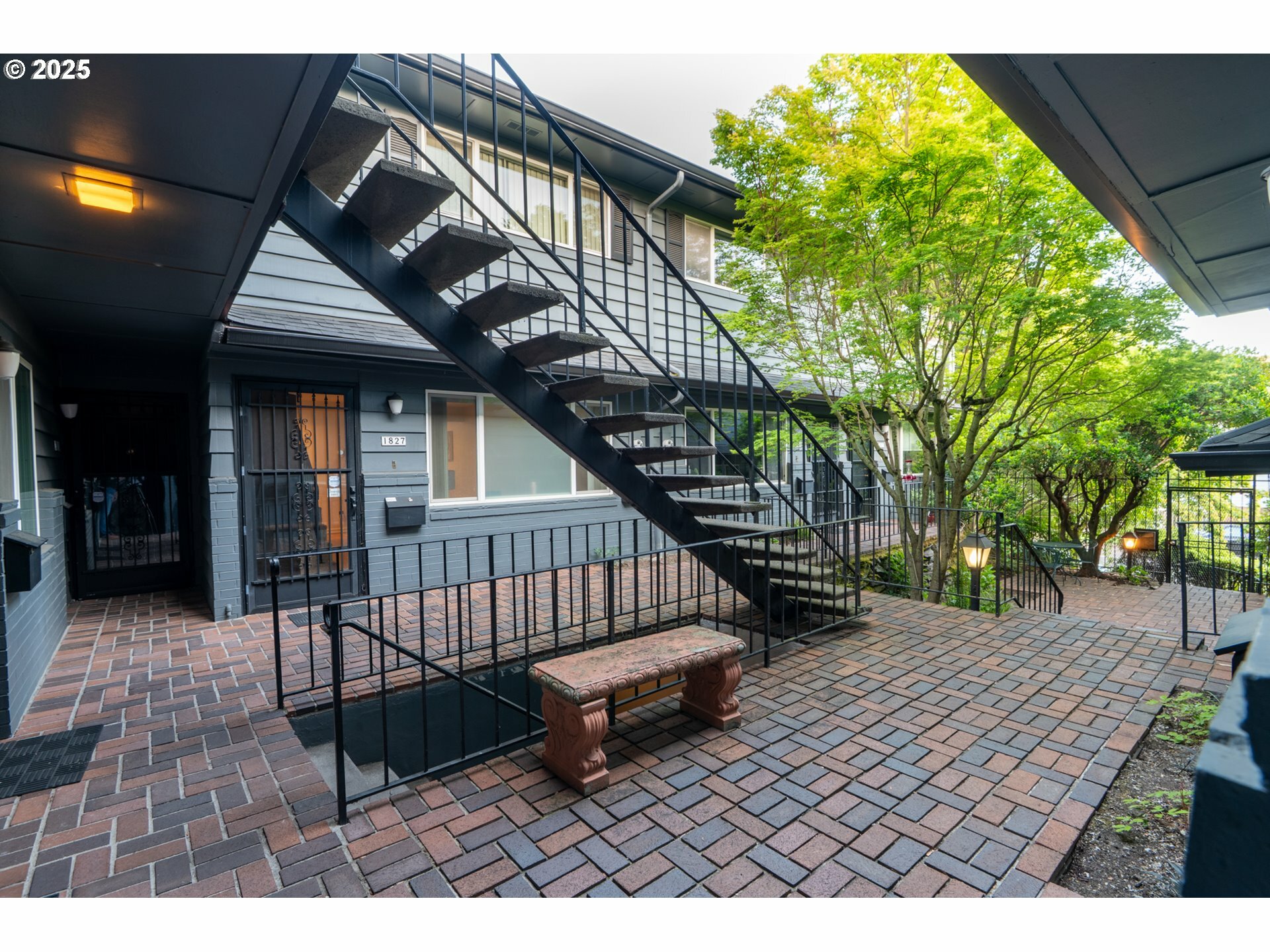 Property Photo:  1827 NE Multnomah St  OR 97232 