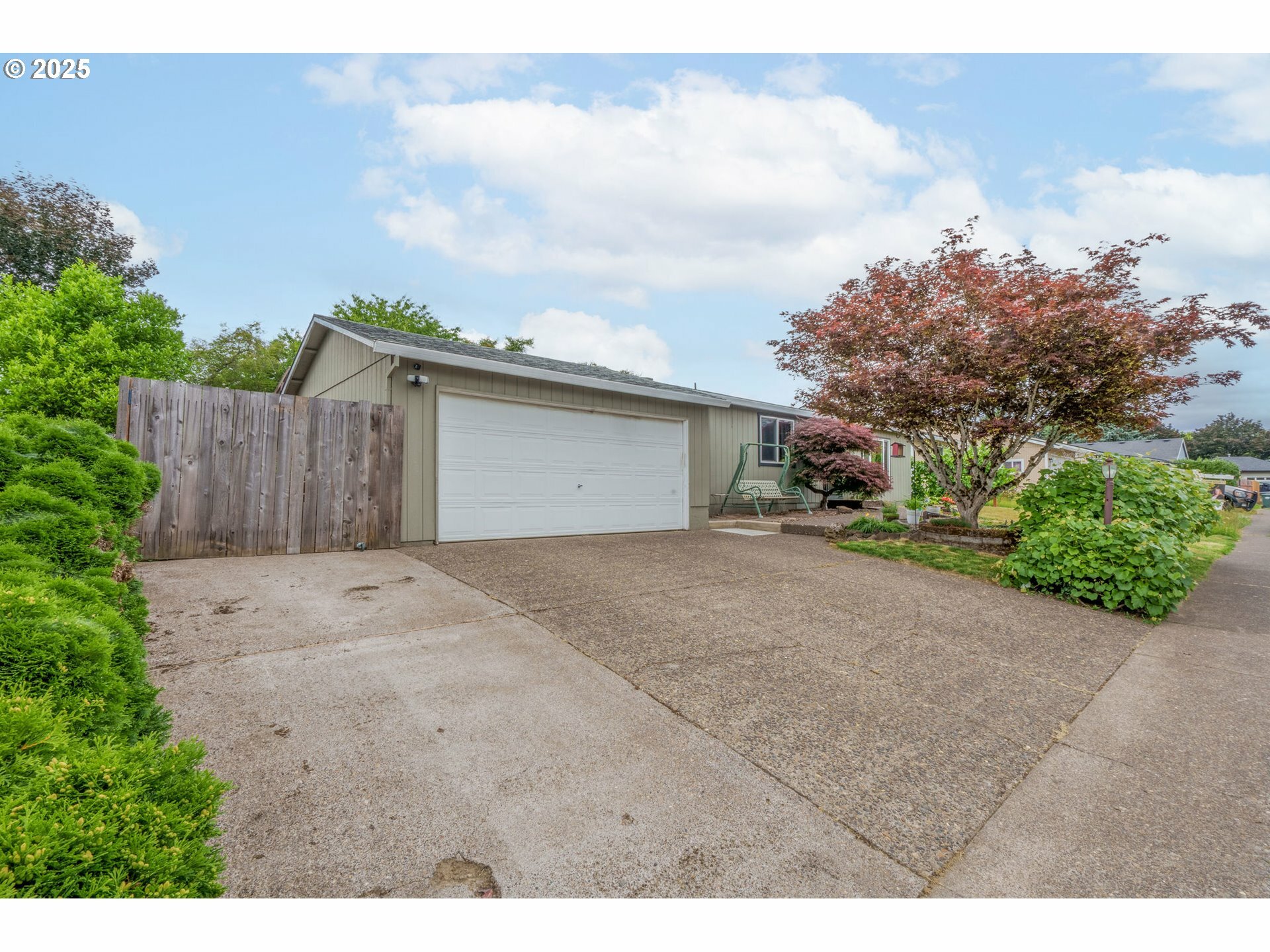 Property Photo: 1652 SE Duke Dr OR 97123