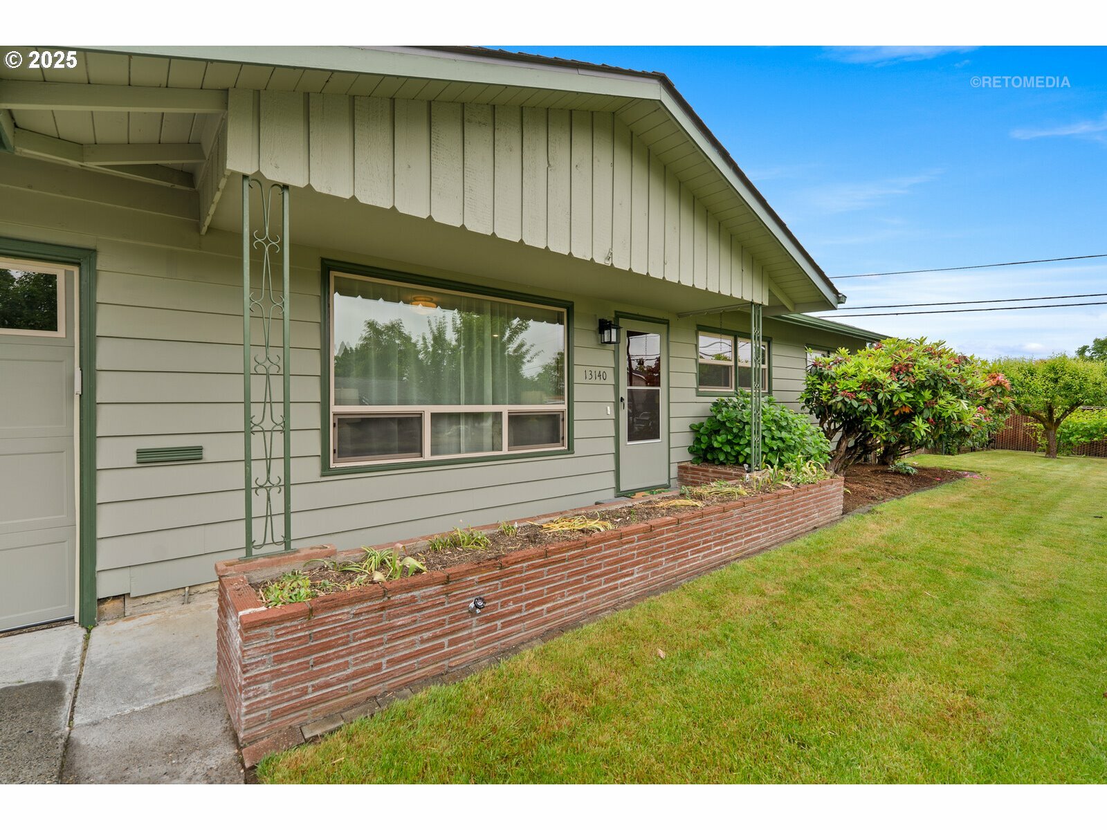 Property Photo:  13140 SW Edgewood St  OR 97225 