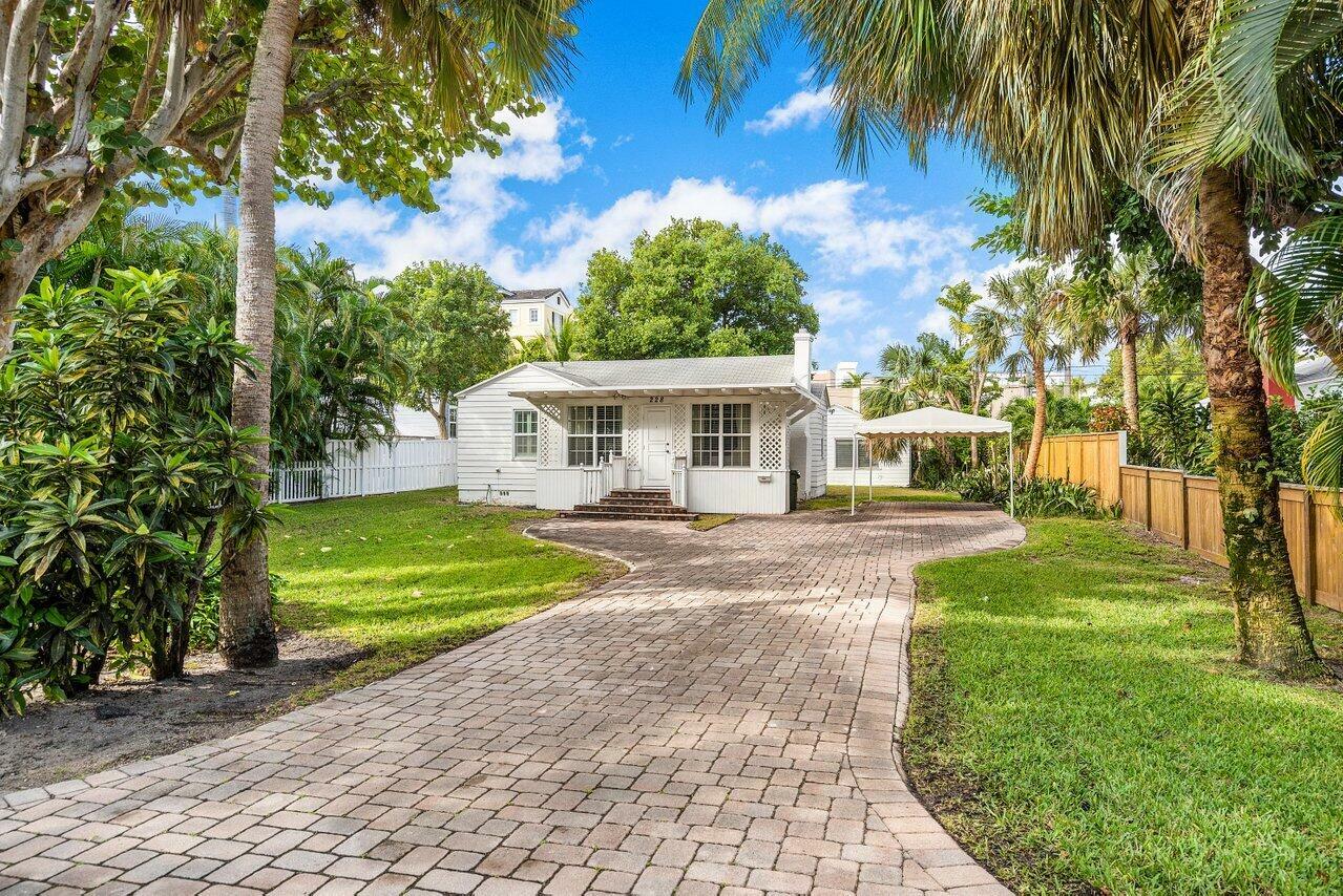 Property Photo: 228 SE 7th Avenue FL 33483