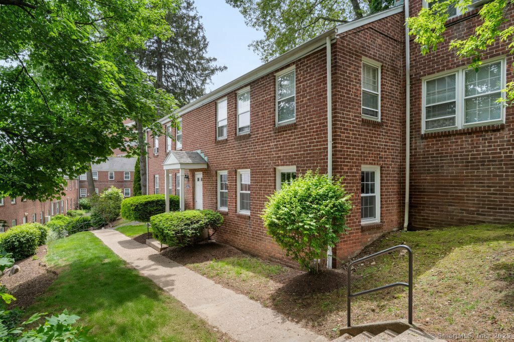 Property Photo:  10 Clarmore Drive Apt 1A  CT 06850 