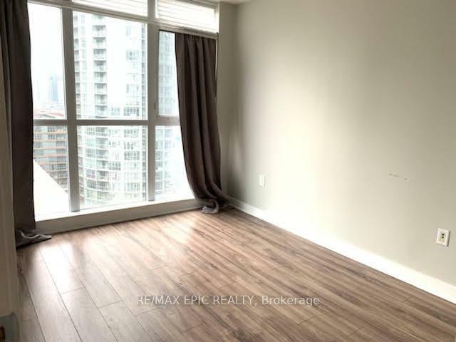 Photo de la propriété: 10 Capreol Court 1610 ON M5V 4B3