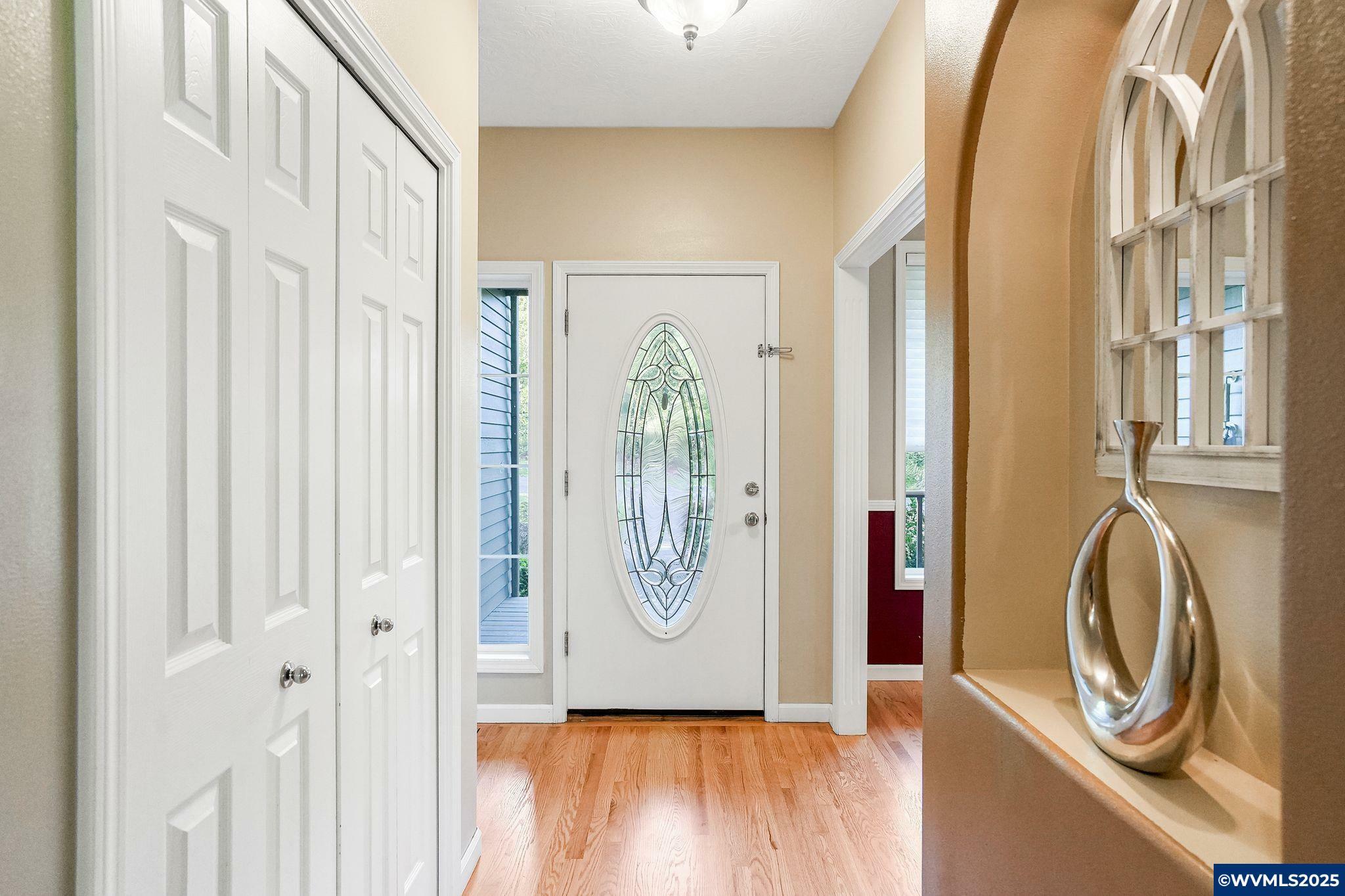 Property Photo: 852 Marilyn Dr OR 97370