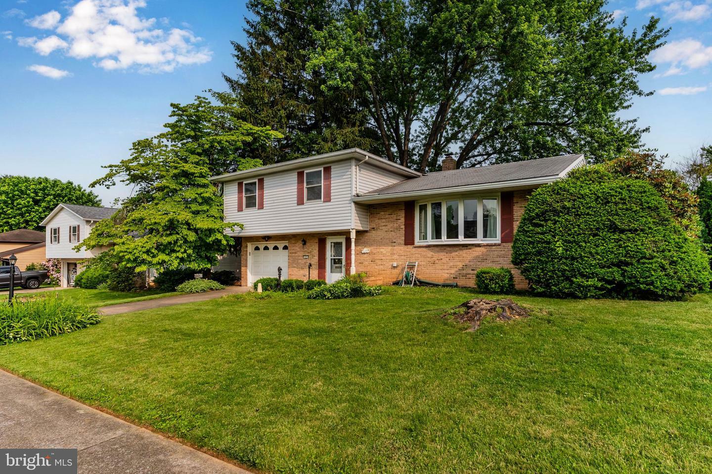 Property Photo: 325 Somerset Drive PA 17011