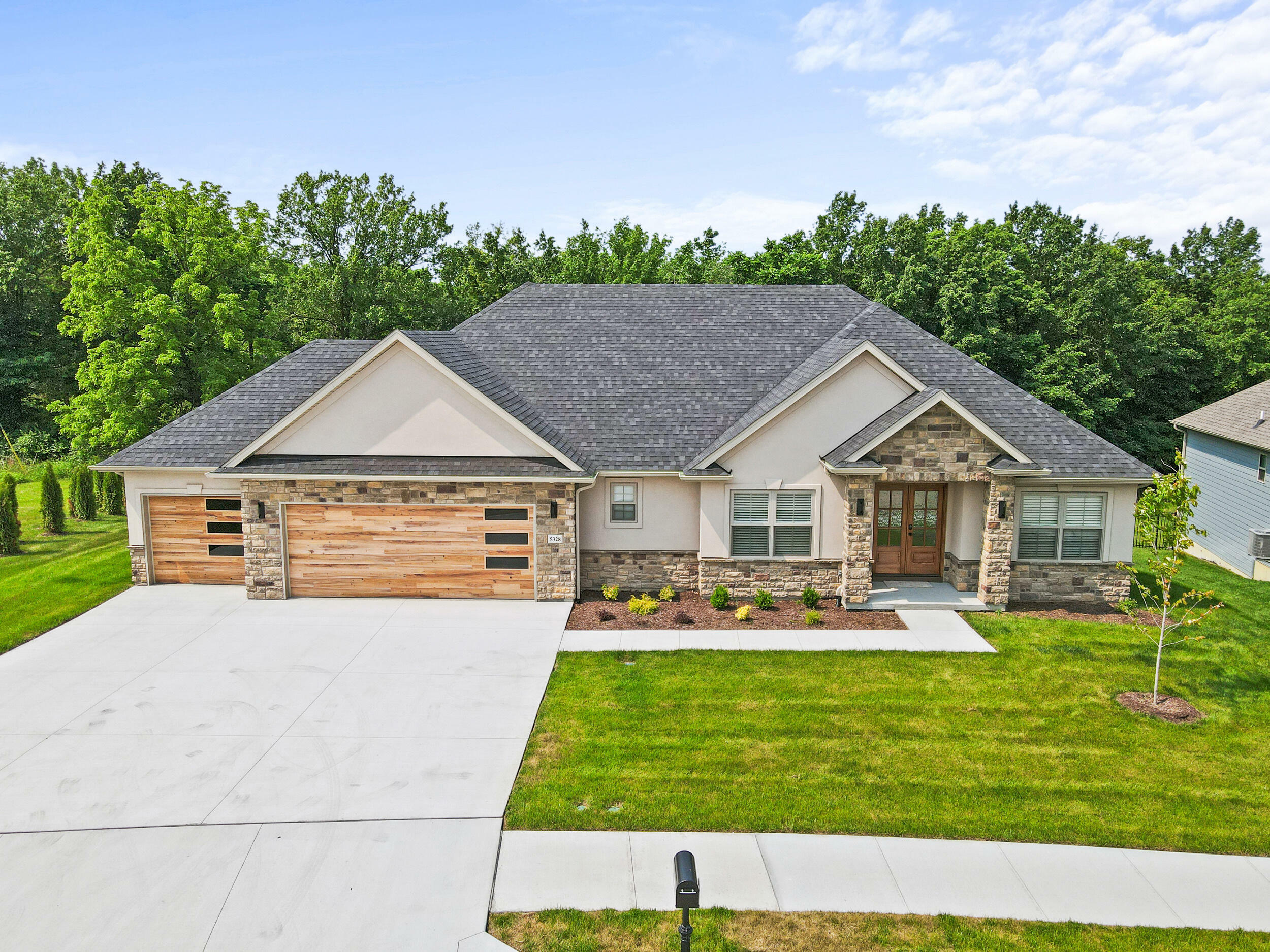 Property Photo: 5328 Oakville Ranch Dr MO 65201