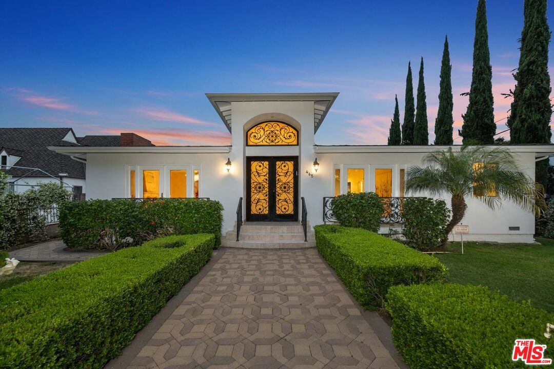 Property Photo: 465 N Kilkea Dr CA 90048