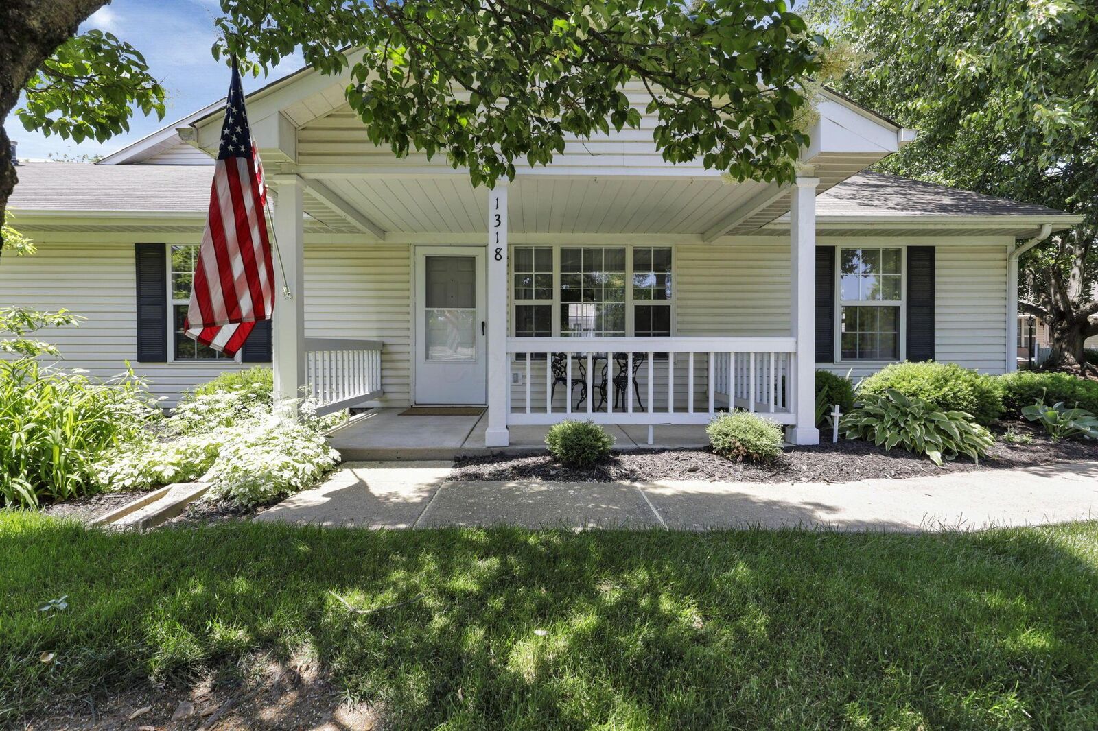 Property Photo: 1318 Hillview E Circle OH 43055