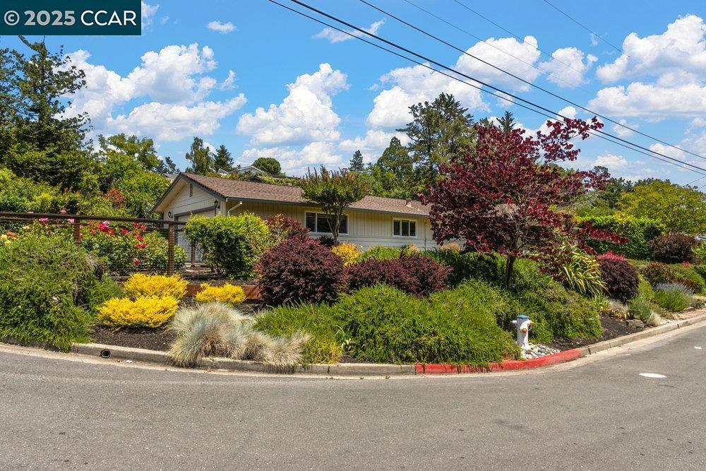 Property Photo: 1 Aspinwall Ct CA 94563