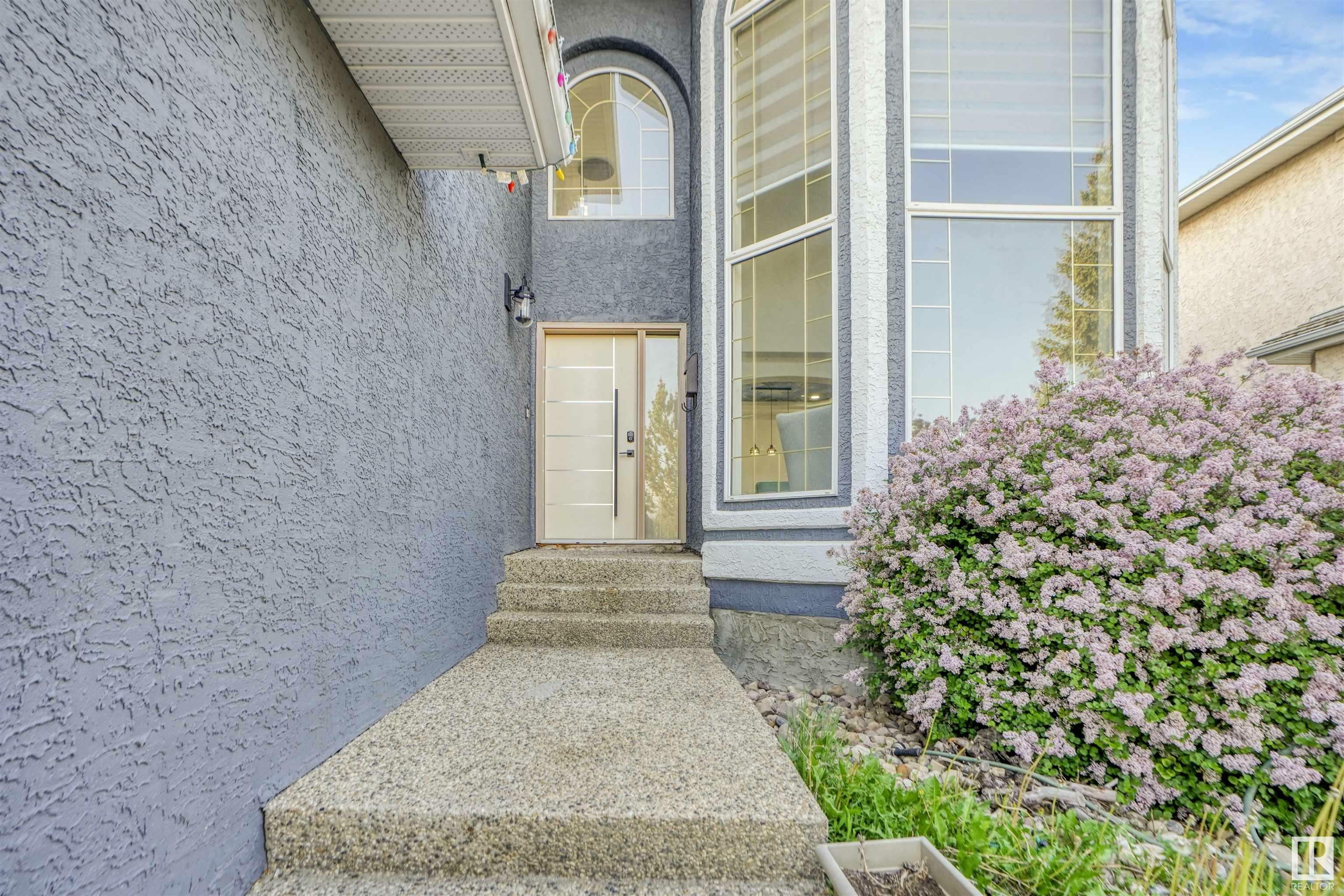 Photo de la propriété: 572 Butterworth Way NW AB T6R 2P6