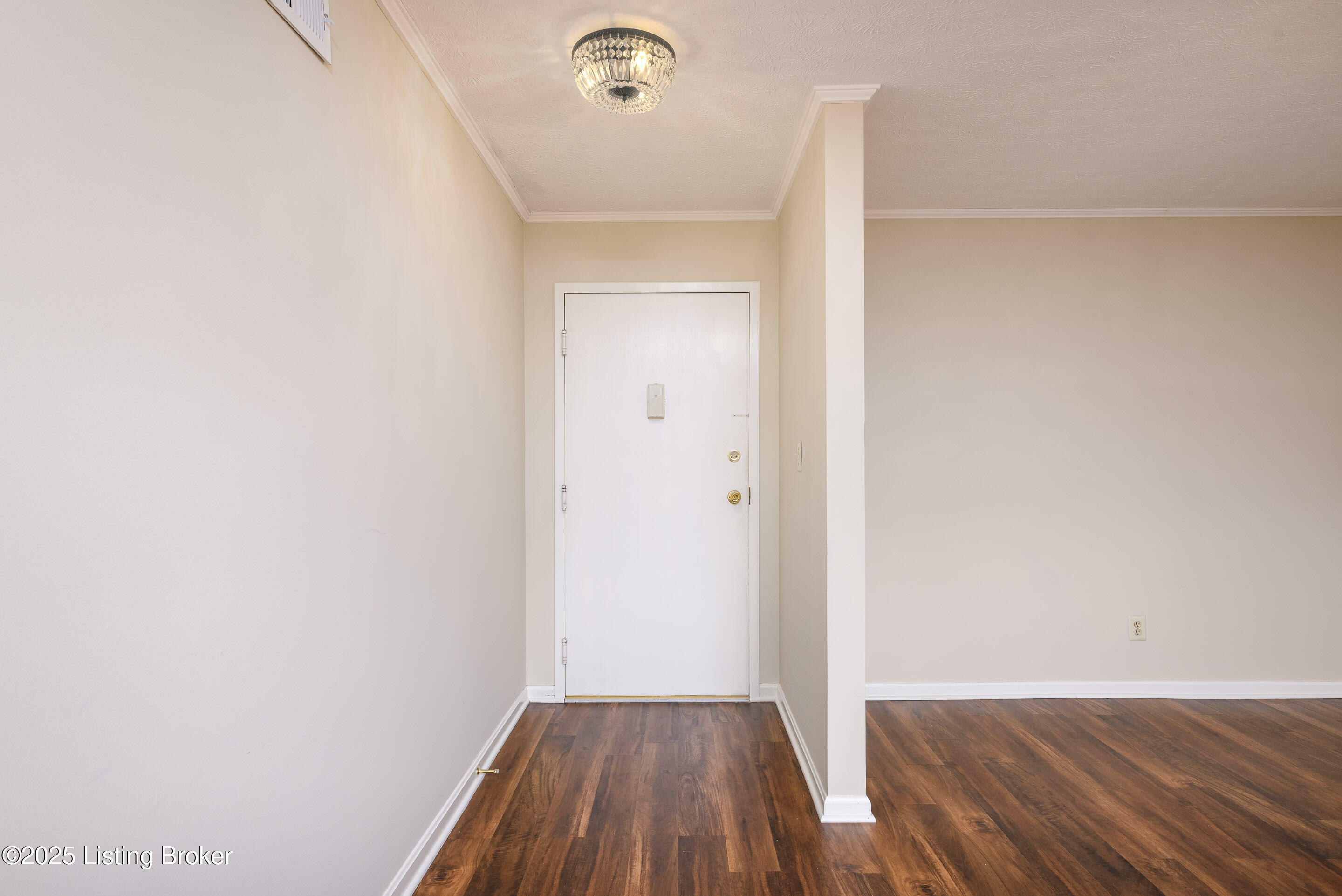 Property Photo: 1616 Gardiner Ln 108 KY 40205