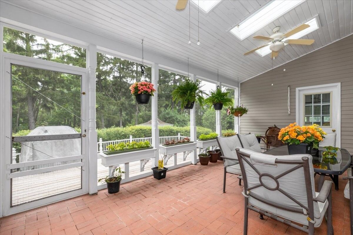 Property Photo: 1311 W 2nd Street IA 50219