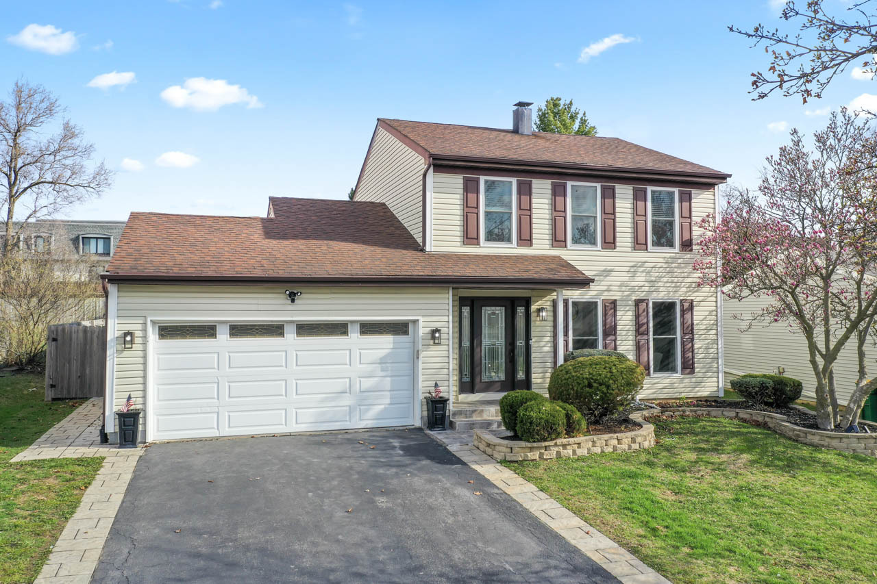 Property Photo: 576 Aspen Drive IL 60148