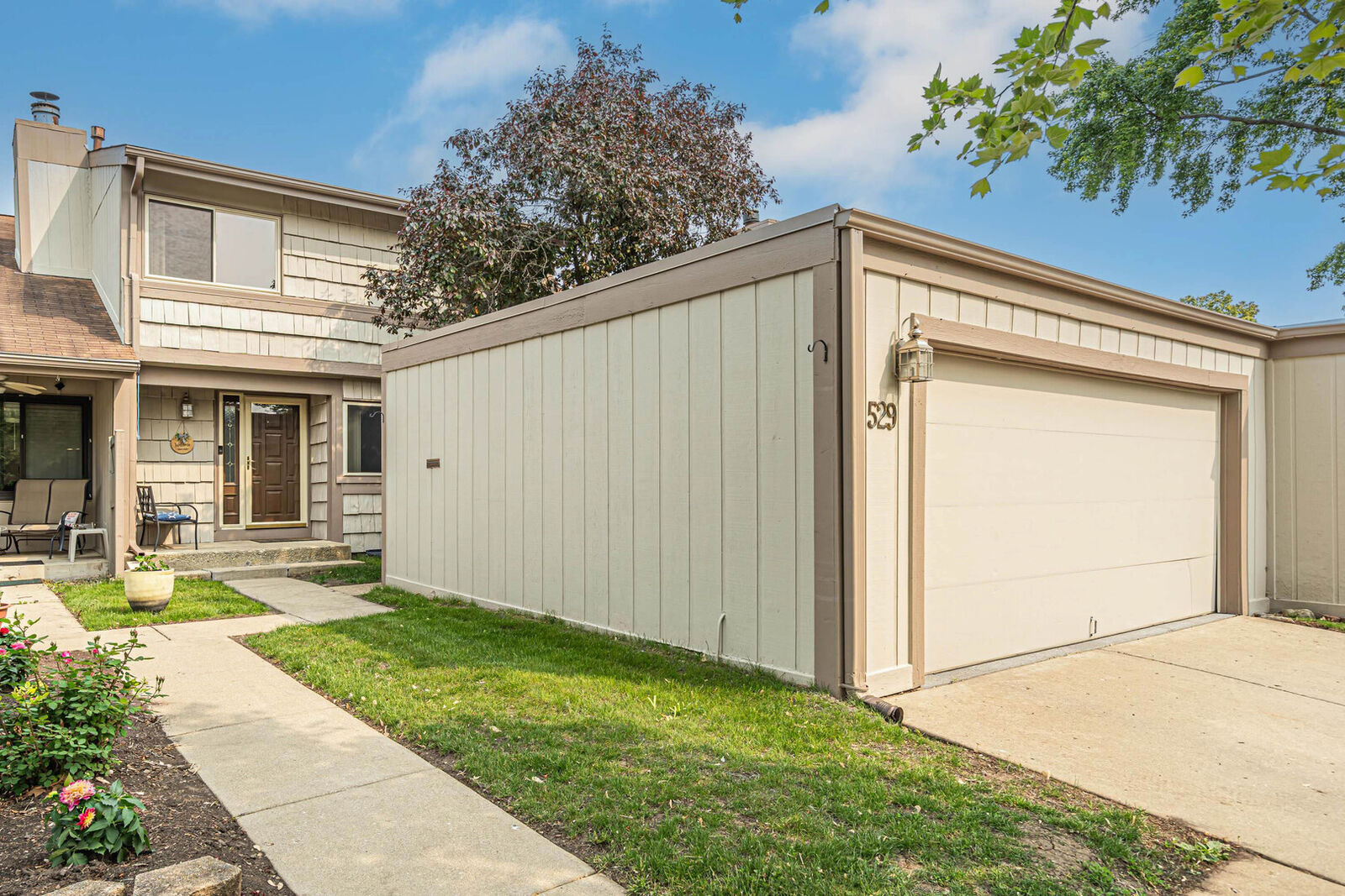 Property Photo: 529 Yosemite Court IL 60172