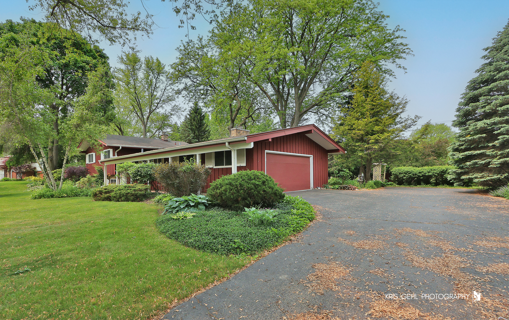 Property Photo: 819 N Sharon Drive IL 60098