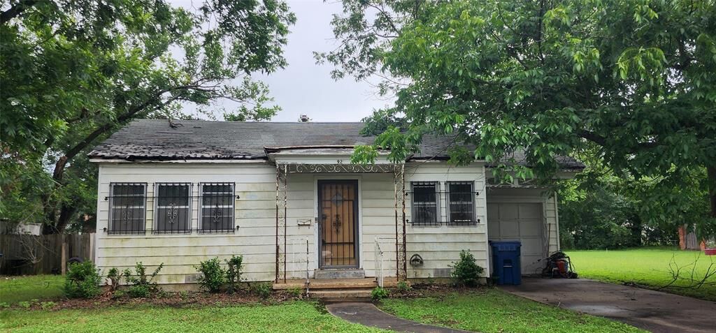 Property Photo: 920 E Evergreen Street TX 76667