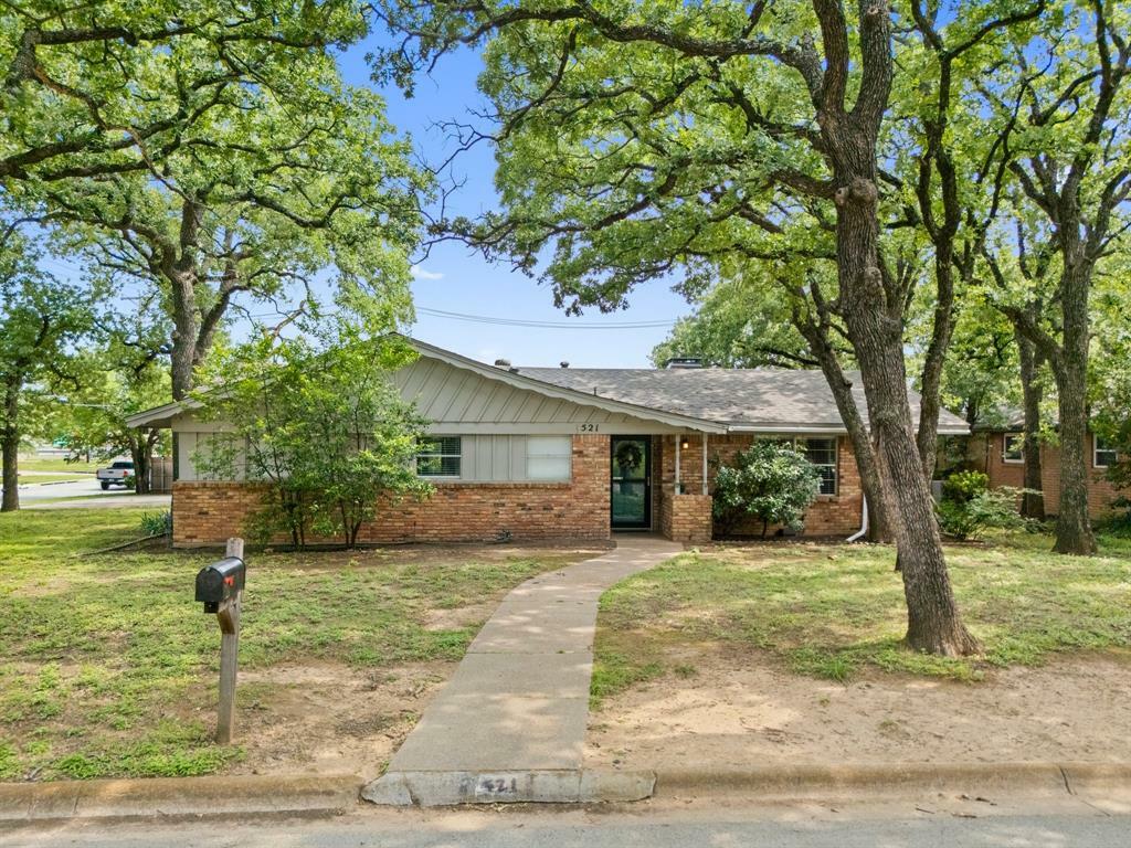 Property Photo: 521 Brookview Drive TX 76054
