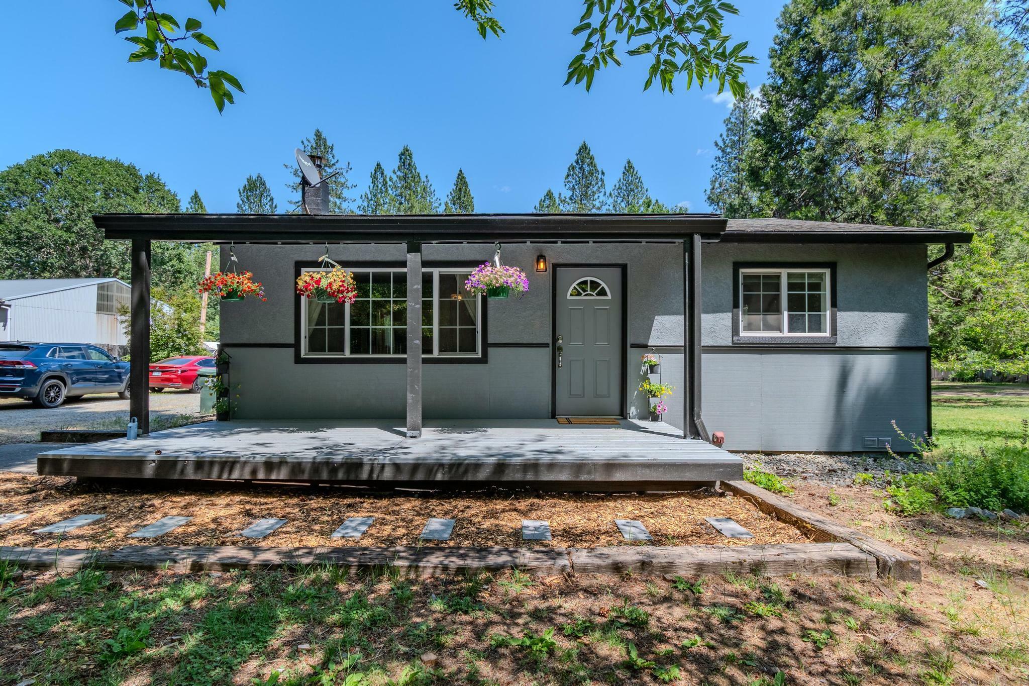 Property Photo: 8852 W Evans Creek Road OR 97537