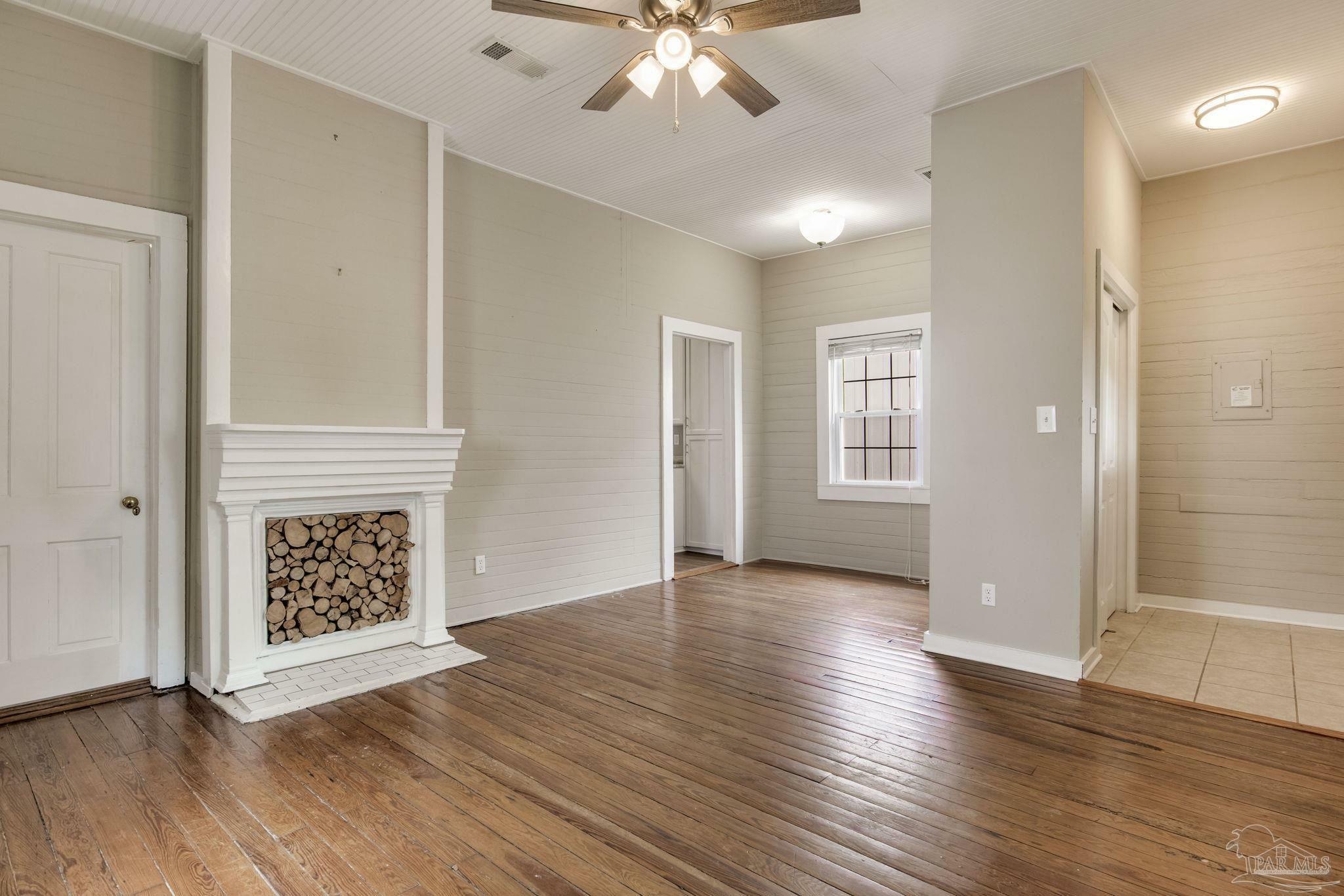 Property Photo: 1410 E Gadsden St FL 32501
