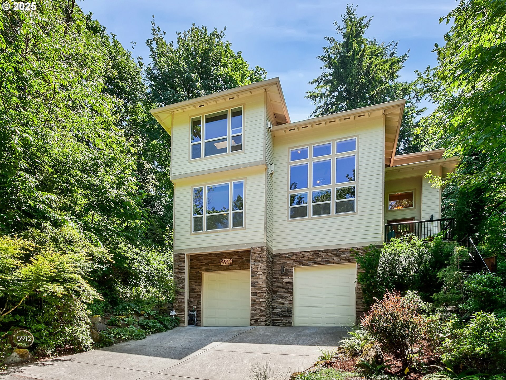 5912 SW Yamhill St  Portland OR 97221 photo