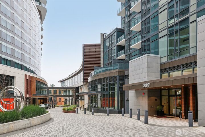 Property Photo: 889 Avenue Square NE 303 WA 98004