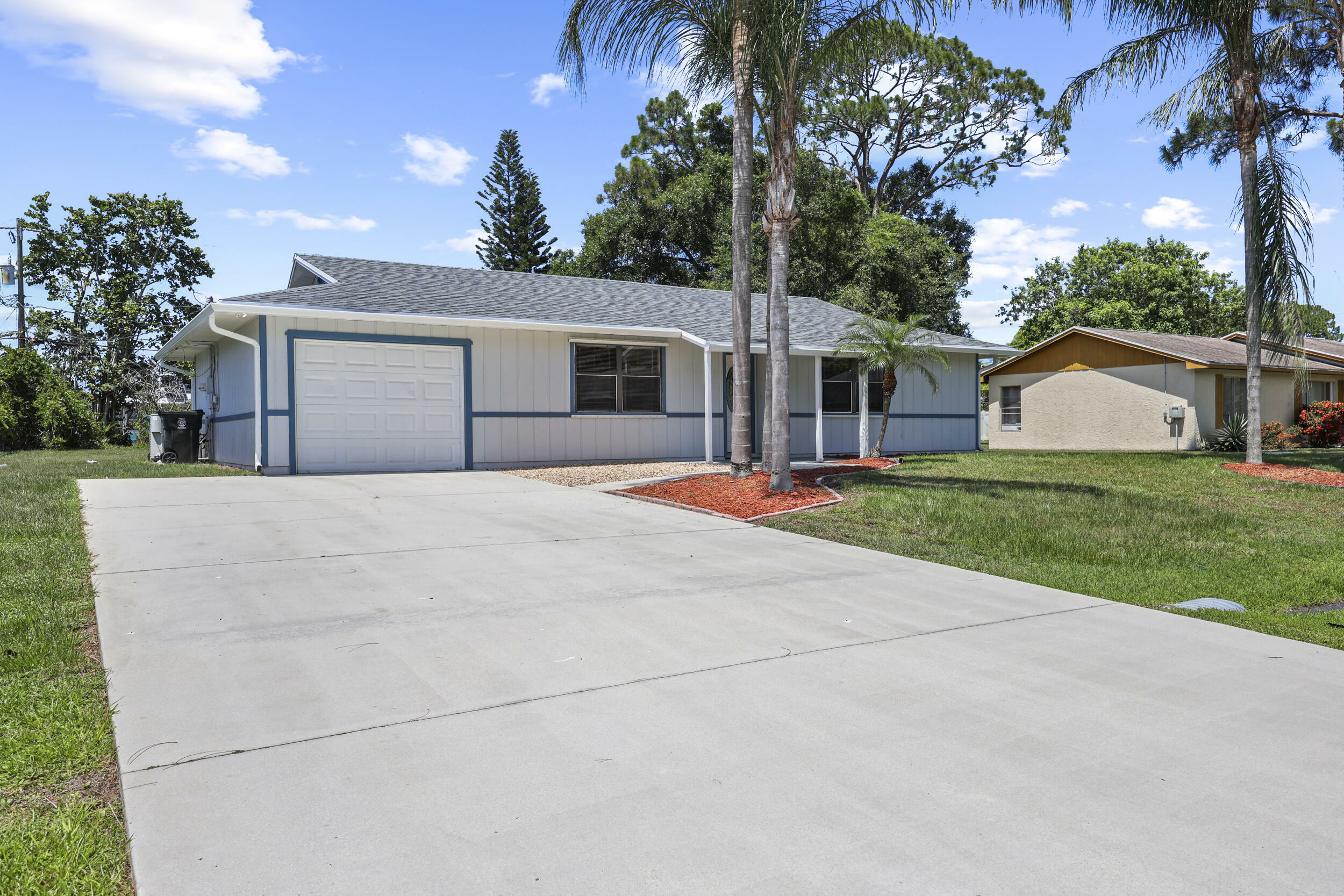 Property Photo: 1049 SW Eureka Avenue FL 34953