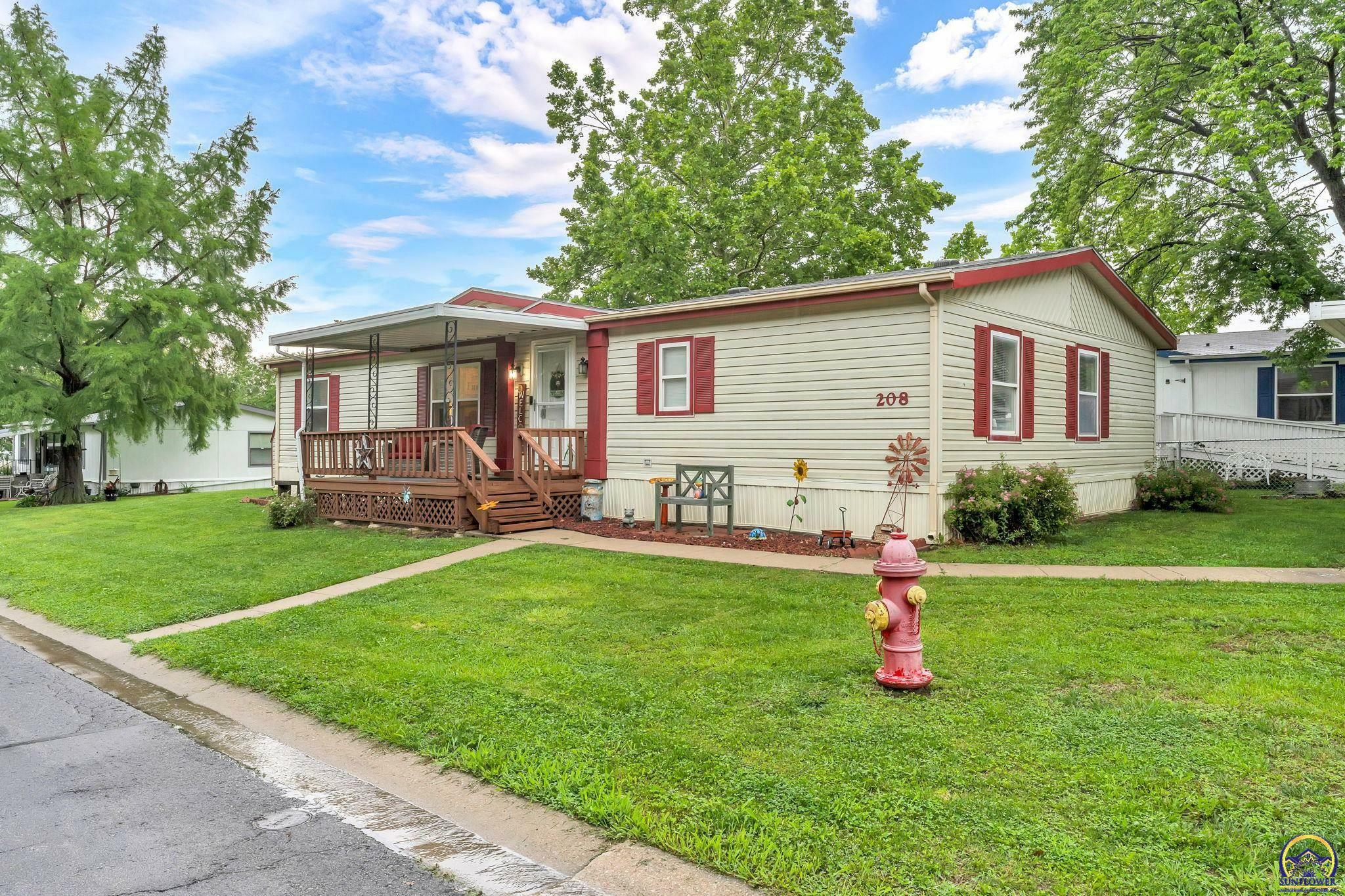 Property Photo: 208 SE 48th St KS 66609