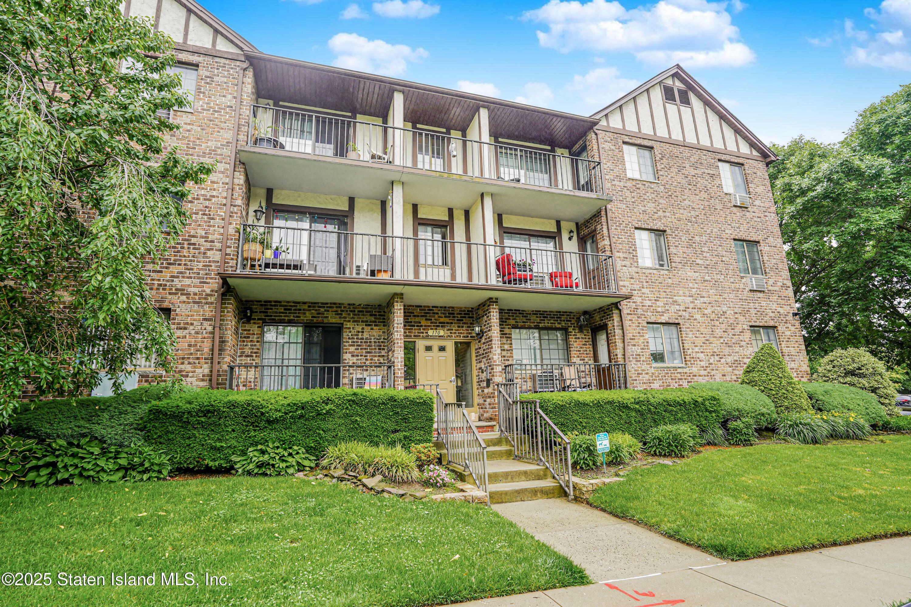 Property Photo:  170 Devon Loop 3  NY 10314 