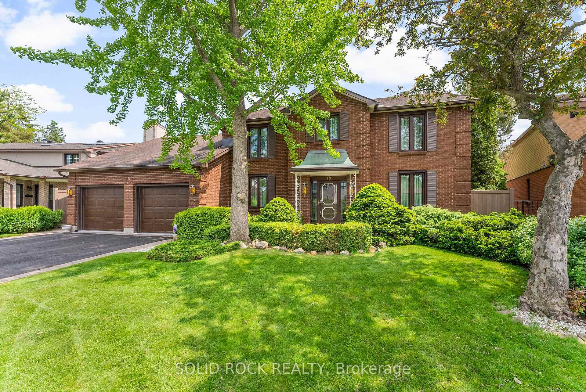 Property Photo: 18 Royal Hunt Court ON K1V 9M1