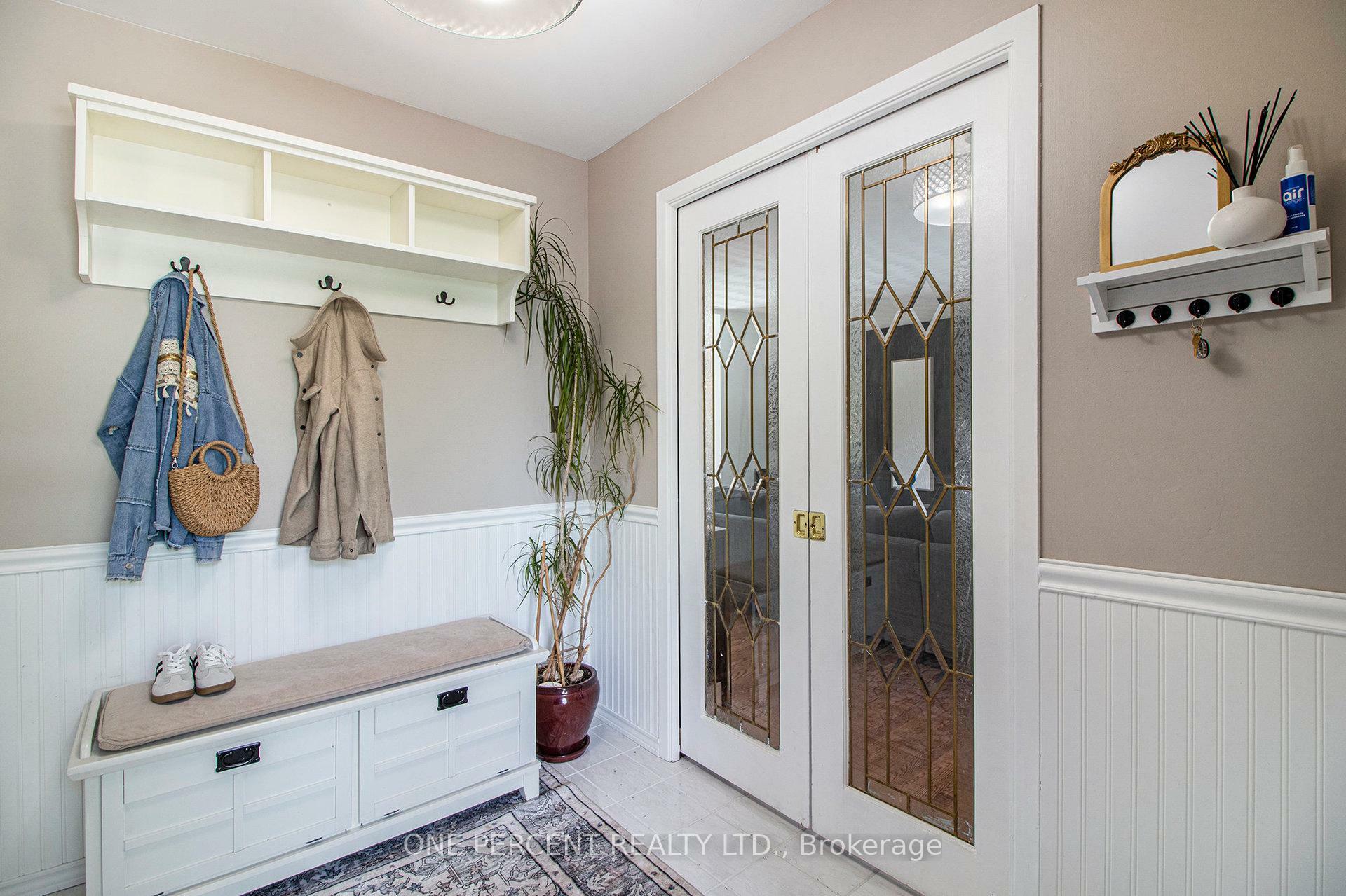 Property Photo: 1042 Harkness Avenue ON K1V 6P2