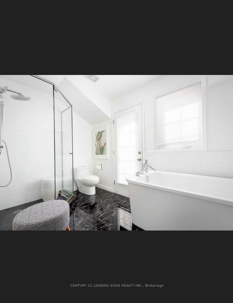 Photo de la propriété:  113 The Queensway Way N 57  ON M6S 5B6 