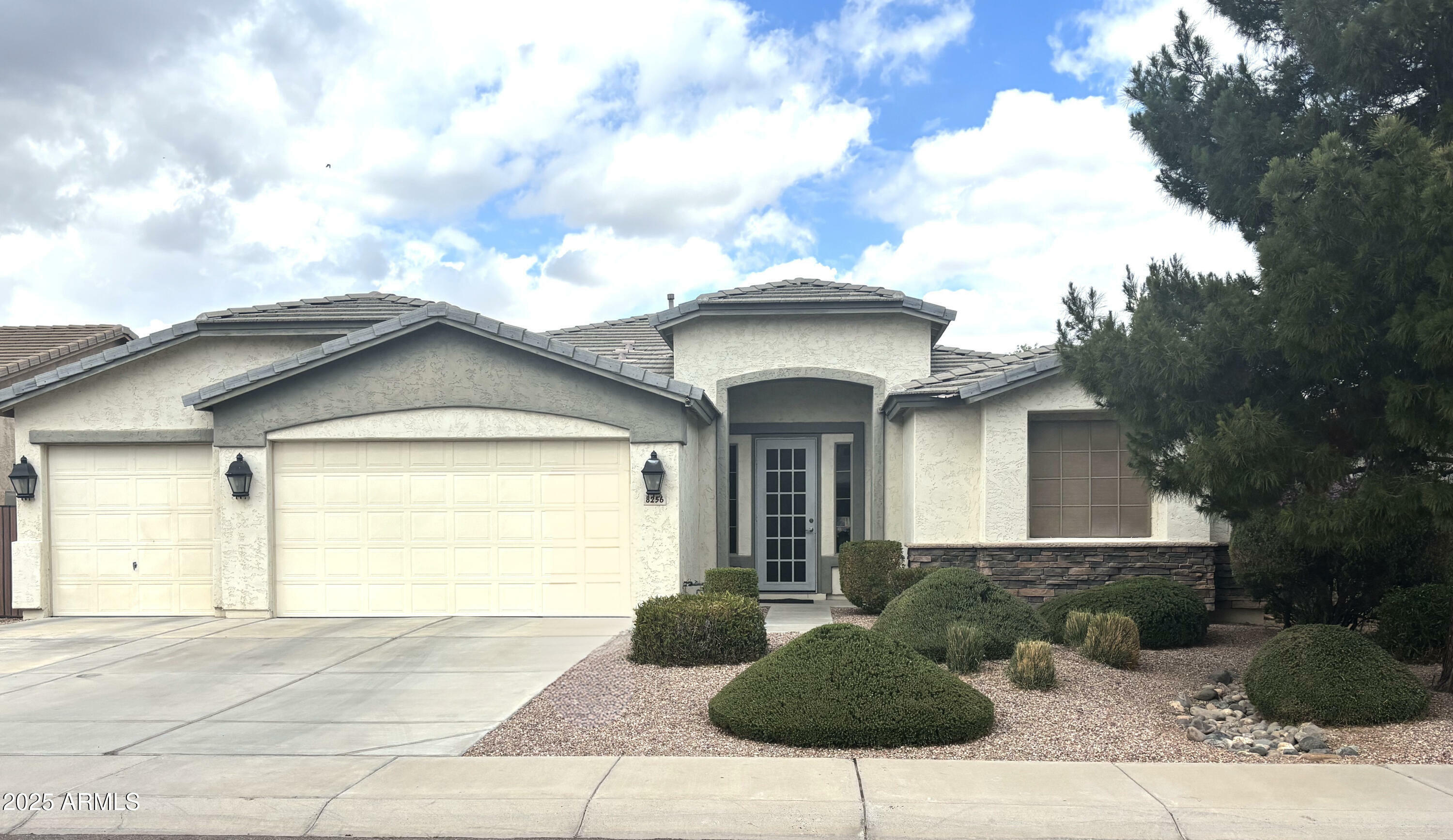 Property Photo: 8256 W Bloomfield Road AZ 85381