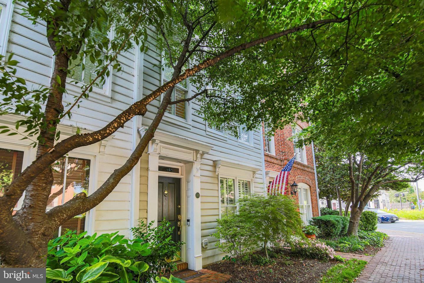 Property Photo: 303 S Henry Street VA 22314