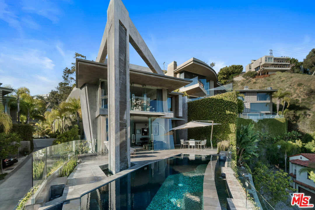 1742 Viewmont Dr  Los Angeles CA 90069 photo