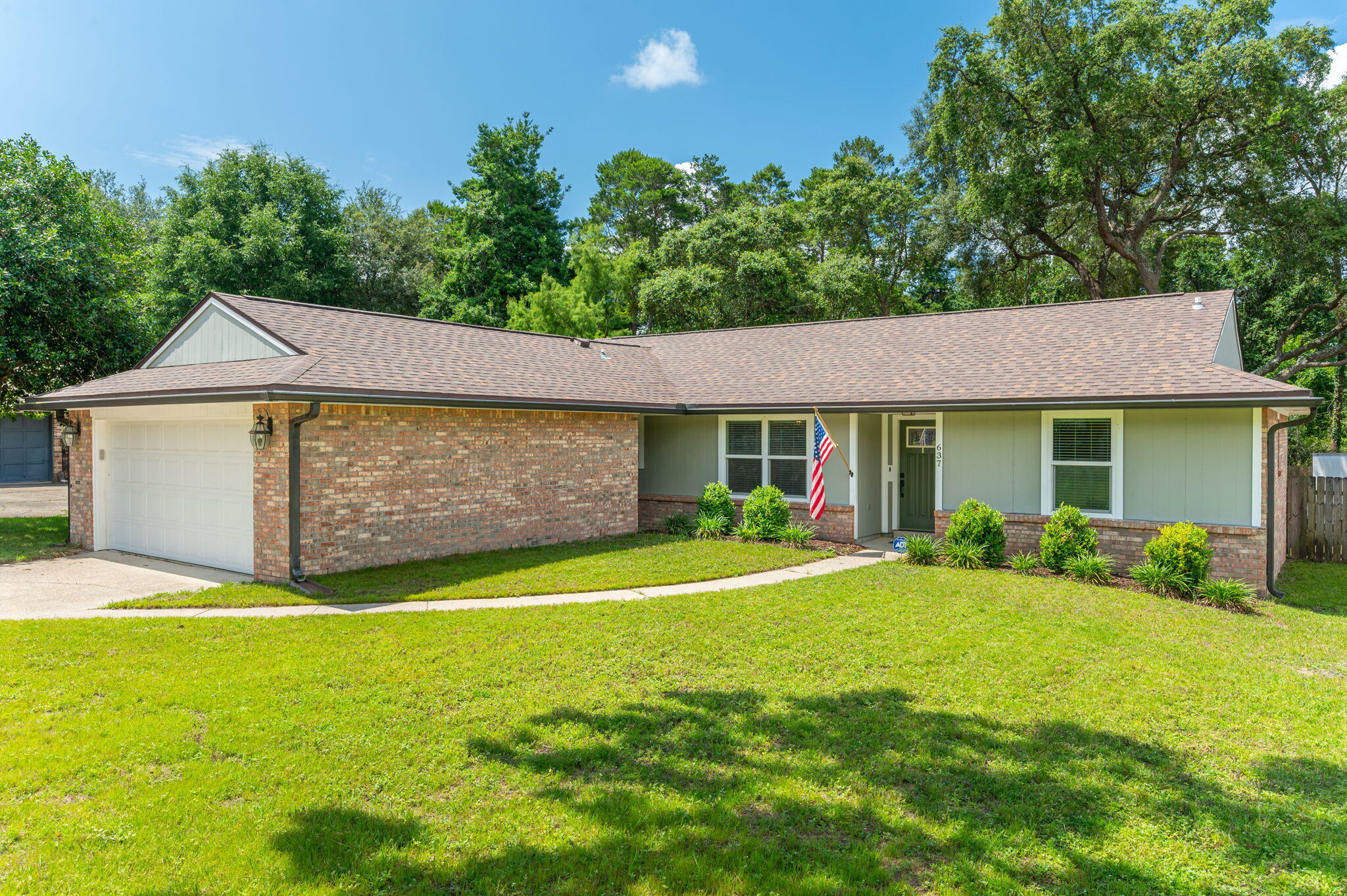 Property Photo: 637 Caribbean Way FL 32578
