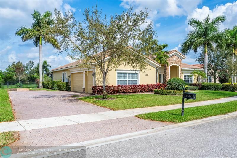Property Photo: 593 SE Tres Belle Circle FL 34997