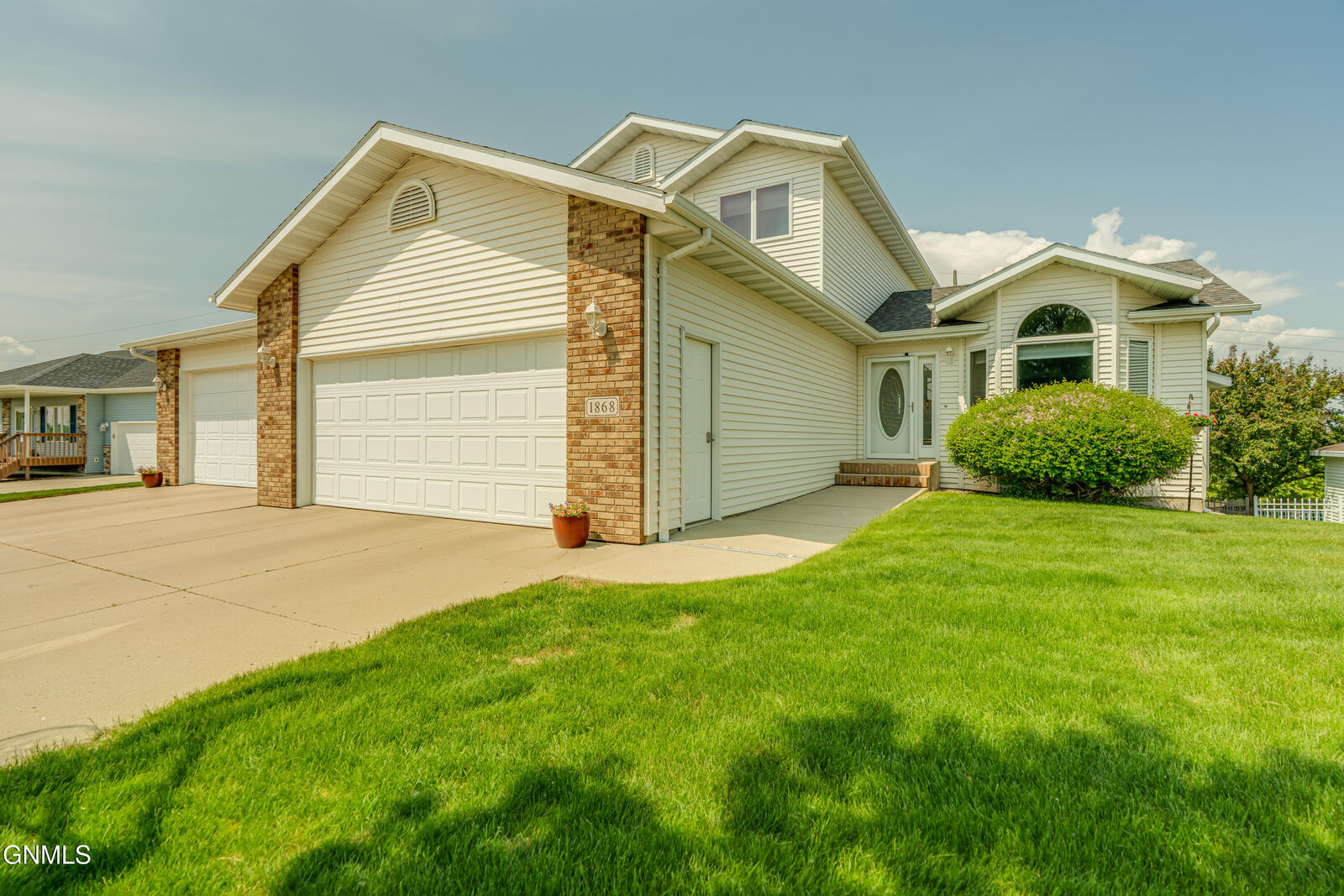 Property Photo:  1868 Harding Place  ND 58503 