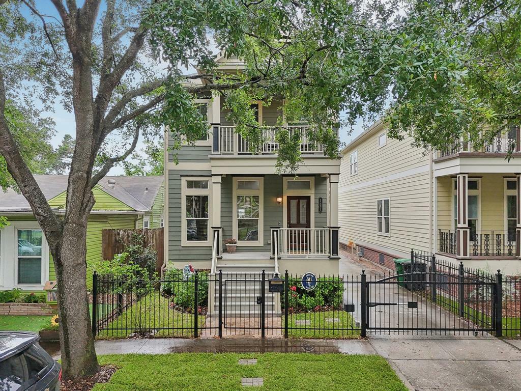 Property Photo: 121 E 22nd Street TX 77008