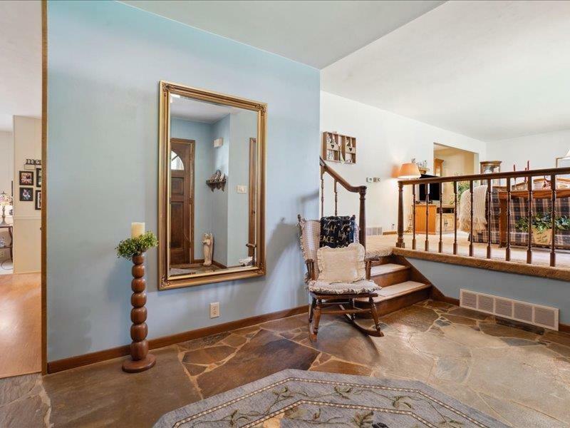 Property Photo:  8 Hillside Dr E  IA 50662 