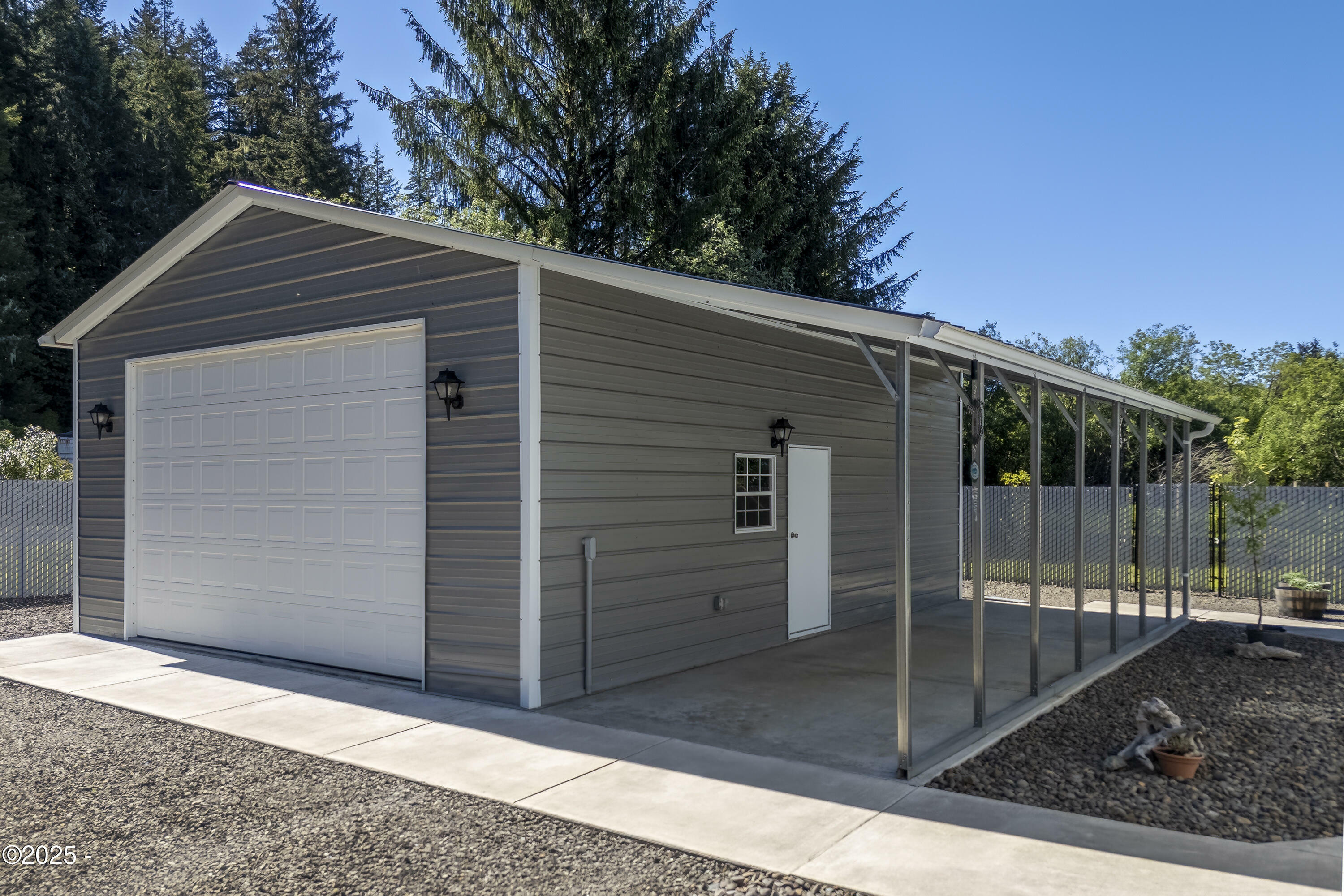 Property Photo: 323 Old River Road OR 97380