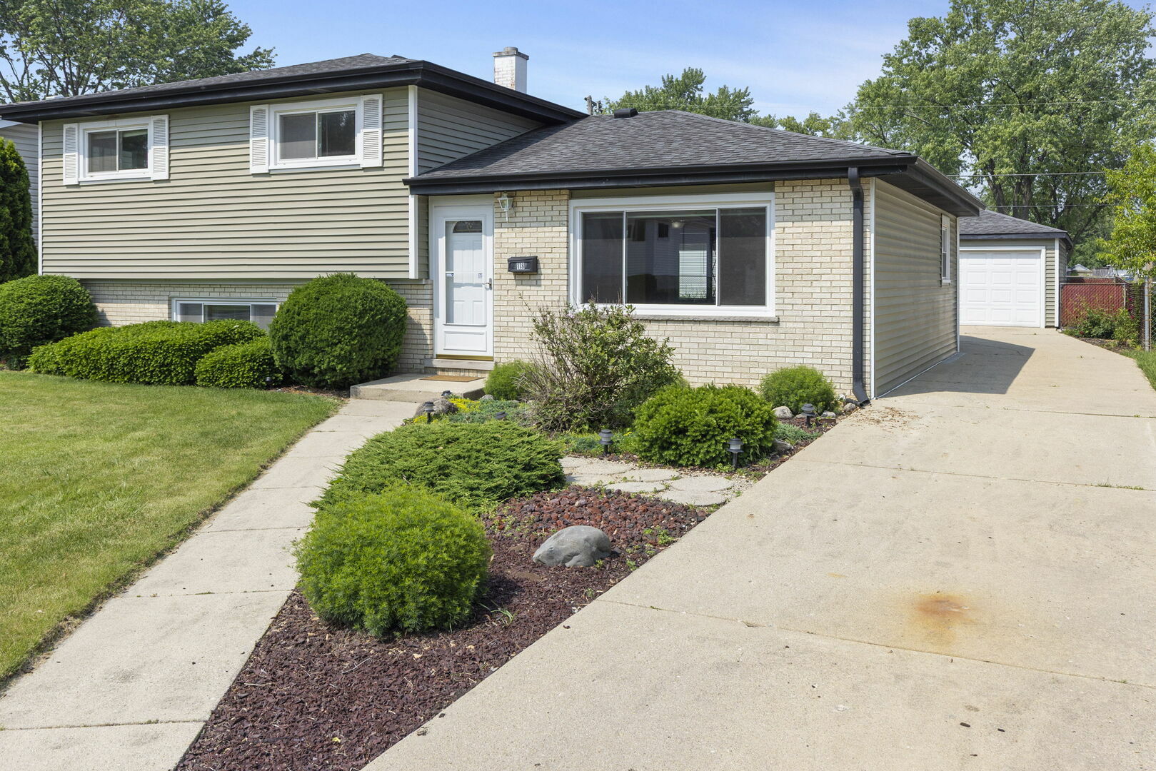 Property Photo: 118 S Clarendon Avenue IL 60101