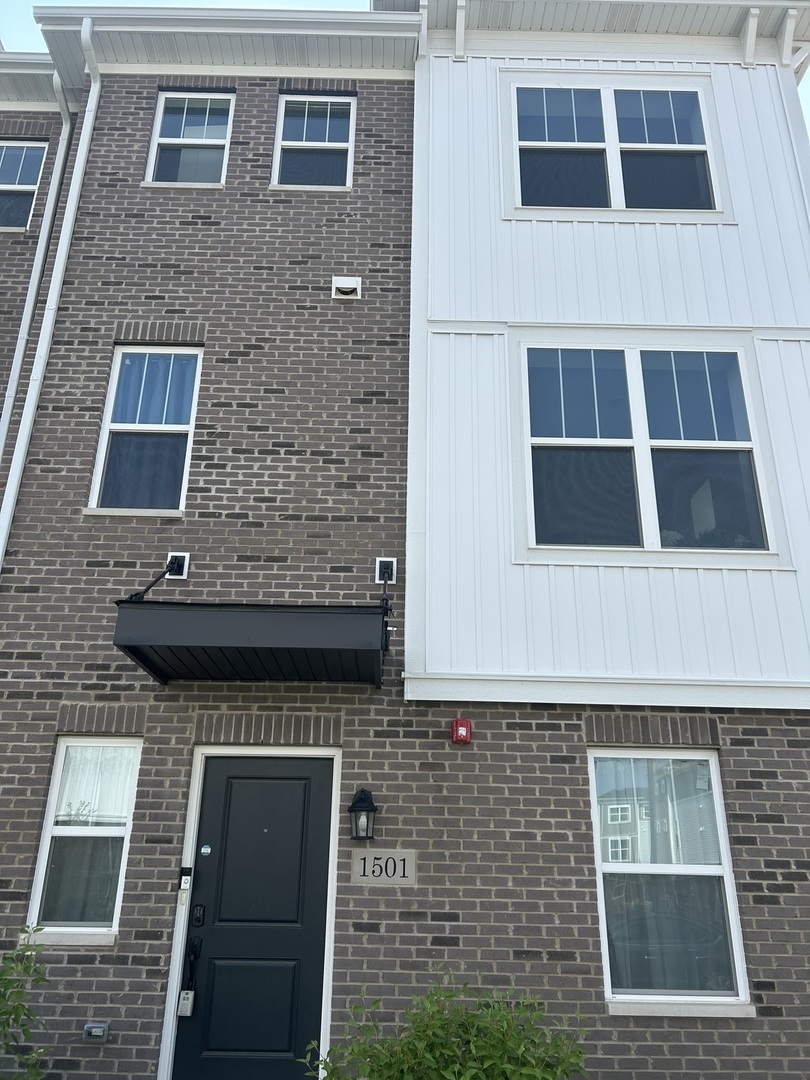 Property Photo:  1501 Denny Way 1501  IL 60018 