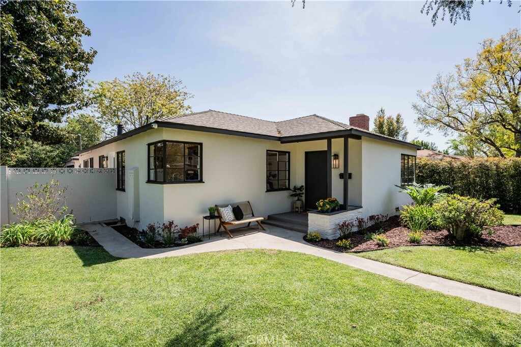 Property Photo: 5450 Morella Avenue CA 91607