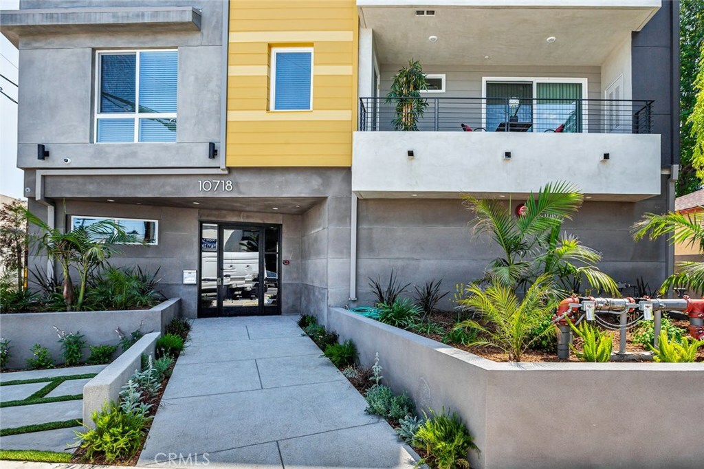 Property Photo: 10718 Acama Street 301 CA 91602