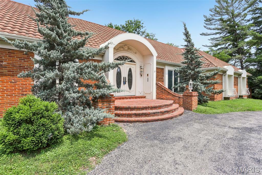 Property Photo: 27 Meadowbrook Country Club Estate MO 63011