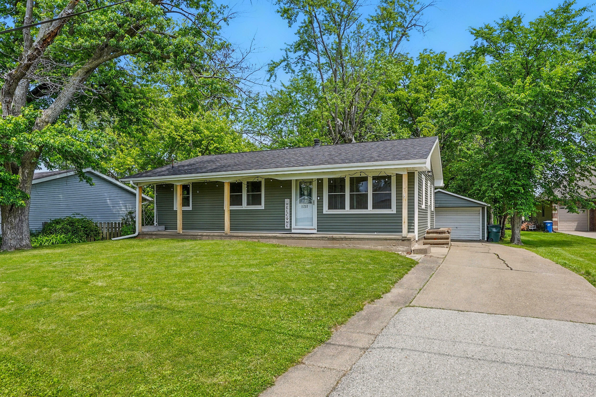 Property Photo: 1711 Foster St IA 52761